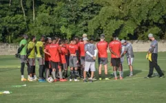 Elenco do Vitória reunido. Sete atletas testaram positivo para covid