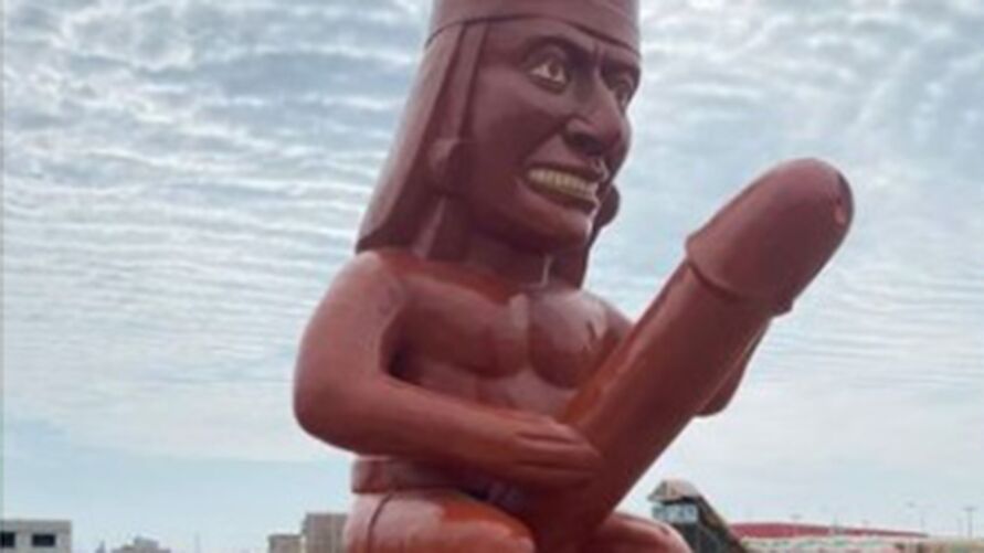 A estátua de três metros de altura e com um pênis gigante, que supostamente representa a "fé em Deus"