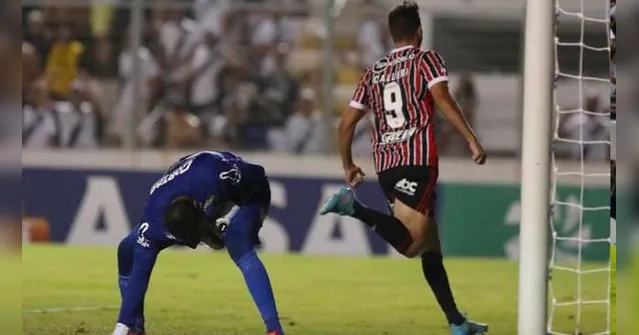 Imagem ilustrativa da notícia Vídeo: São Paulo vira no fim e deixa a zona perigosa