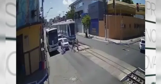 Imagem ilustrativa da notícia Homem salva idosa de atropelamento. Veja o vídeo!