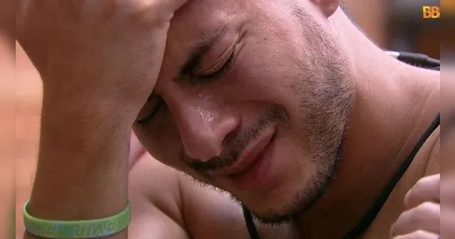Imagem ilustrativa da notícia BBB22: Arthur está inconsolável após desistência de Tiago