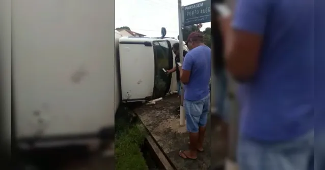Imagem ilustrativa da notícia Caminhão tomba na beira-mar de Mosqueiro e adolescente morre