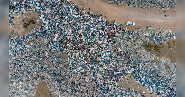 Imagem ilustrativa da notícia Lixão da moda: marcas jogam roupas novas em deserto chileno