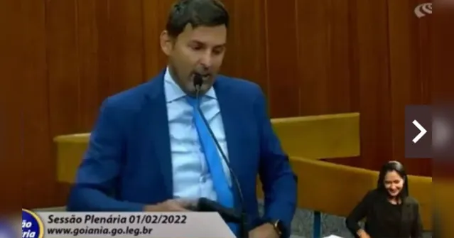 Imagem ilustrativa da notícia Vídeo: vereador saca arma e pede para apanhar de cinto