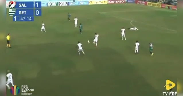 Imagem ilustrativa da notícia Vale o Puskas? zagueiro do Salgueiro faz gol histórico; veja