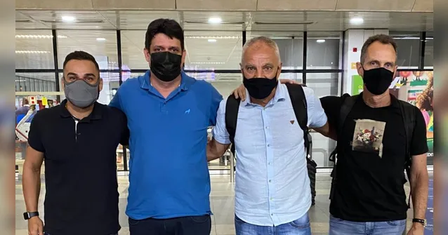 Imagem ilustrativa da notícia Chegou! Novo técnico do Paysandu desembarca em Belém