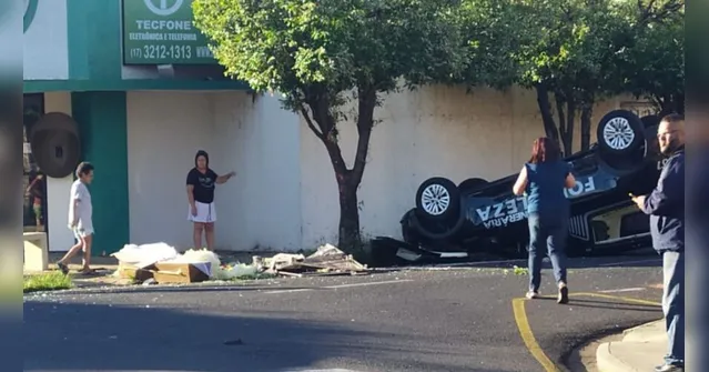 Imagem ilustrativa da notícia Carro funerário capota e caixão com corpo "voa"; assista!