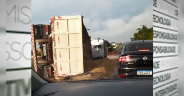 Imagem ilustrativa da notícia Vídeo: caminhões tombam e carga fica espalhada na BR-316