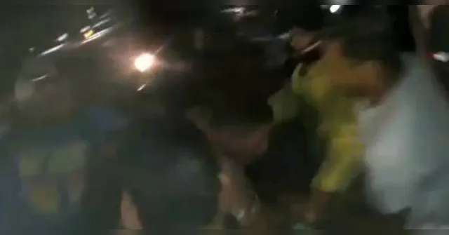 Imagem ilustrativa da notícia Vídeo: dois assaltantes levam surra em van na BR-316