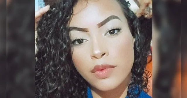 Imagem ilustrativa da notícia Cantora de brega morre após motorista bater em poste