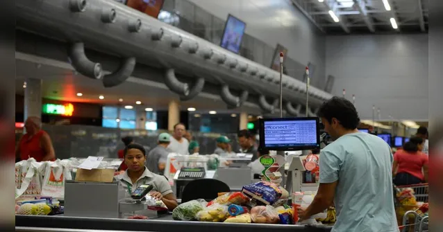 Imagem ilustrativa da notícia Servidores recebem aumento de R$ 100 no vale-alimentação