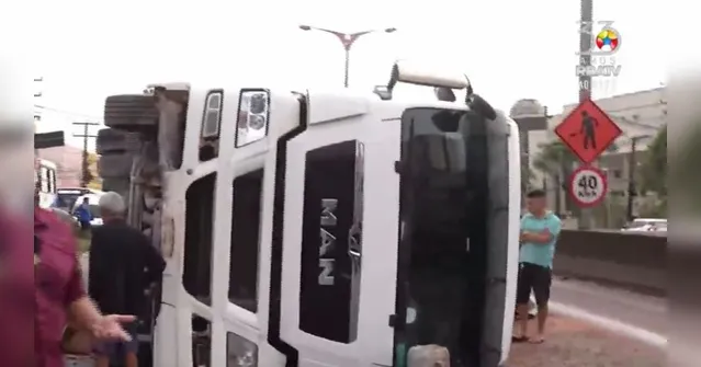 Imagem ilustrativa da notícia Vídeo: carreta tomba e complica trânsito no Entroncamento