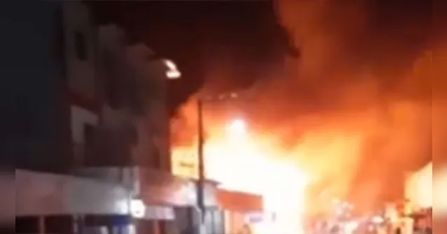 Imagem ilustrativa da notícia Vídeos: incêndio de grandes proporções atinge lojas em Moz