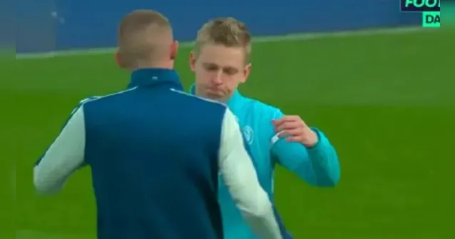 Imagem ilustrativa da notícia Emocionante: jogadores ucranianos se abraçam antes do jogo