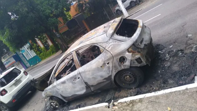 Imagem ilustrativa da notícia Carro pega fogo na Praça Brasil e assusta moradores