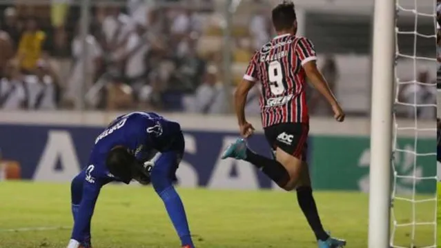 Imagem ilustrativa da notícia Vídeo: São Paulo vira no fim e deixa a zona perigosa