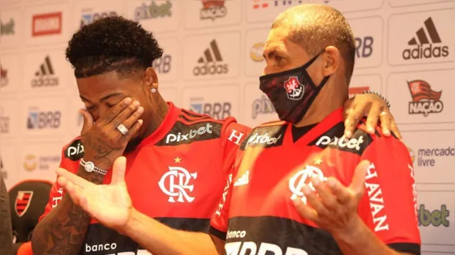 Imagem ilustrativa da notícia Marinho chora ao chegar no Flamengo sob benção do pai
