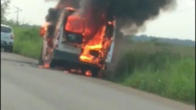 Imagem ilustrativa da notícia Vídeo: ambulância pega fogo com paciente dentro no MA