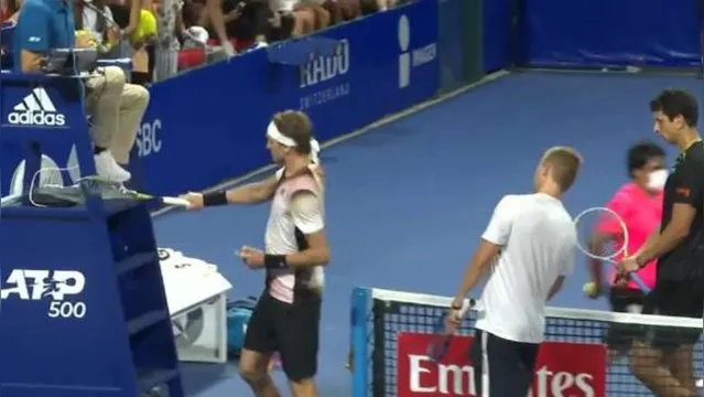 Imagem ilustrativa da notícia Vídeo: Tenista se irrita, agride juiz e é expulso de torneio