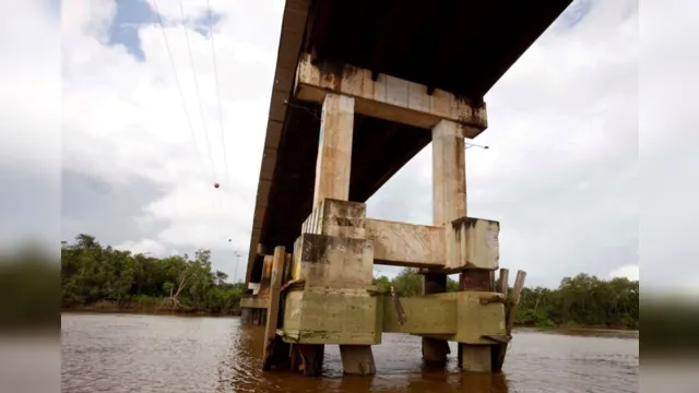 Imagem ilustrativa da notícia Balsa destrói pilar da ponte de Outeiro; assista!