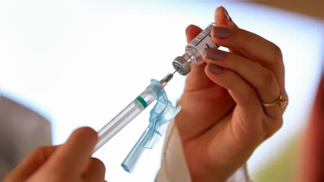 Imagem ilustrativa da notícia Covid-19: vacina brasileira é aplicada pela 1º vez