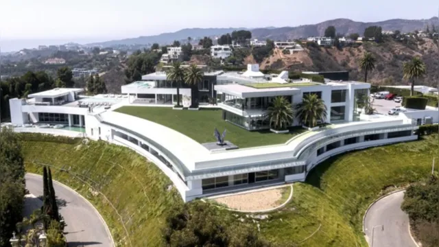 Imagem ilustrativa da notícia Vídeo: leilão oferta maior mansão do mundo a R$ 1 bilhão