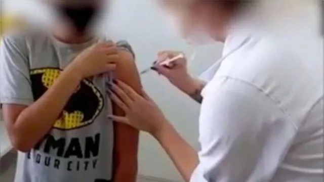 Imagem ilustrativa da notícia Enfermeira finge aplicar vacina em criança de 11 anos em SP