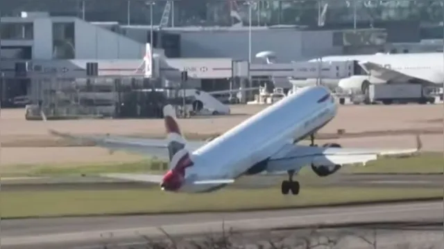 Imagem ilustrativa da notícia Momentos de pânico: avião quase cai após ventania; assista!