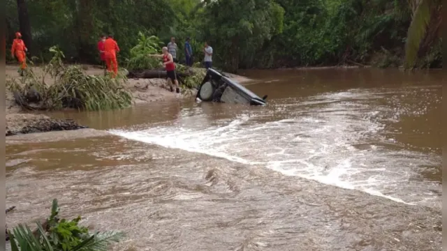 Imagem ilustrativa da notícia Cinco pessoas morrem após carro cair em riacho no Piauí