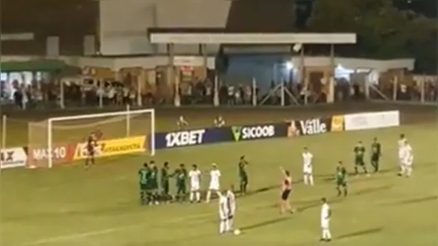 Imagem ilustrativa da notícia Video: time comete lance bizarro em jogo do Catarinense
