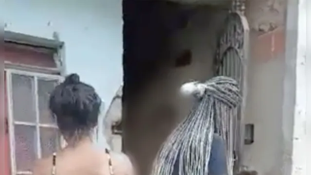 Imagem ilustrativa da notícia Vídeo: mulher faz topless na laje e arruma briga com casada