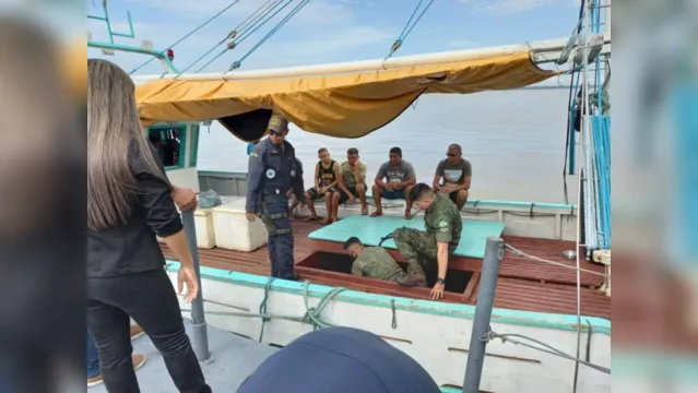 Imagem ilustrativa da notícia Pará: barco irregular com 400 caixas de cachaça é apreendido