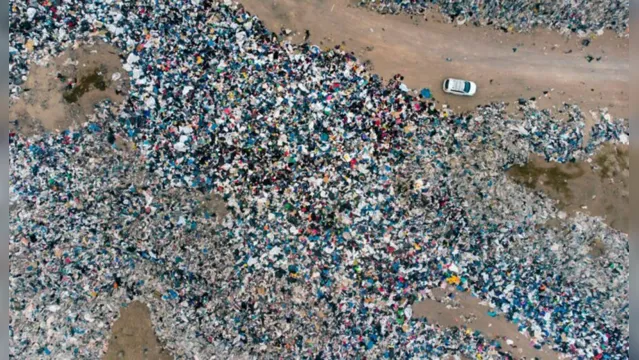 Imagem ilustrativa da notícia Lixão da moda: marcas jogam roupas novas em deserto chileno