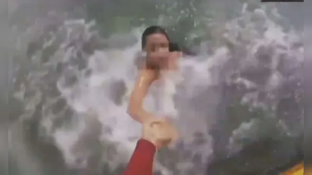 Imagem ilustrativa da notícia Resgate para salvar crianças em praia de SP é desesperador 