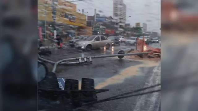 Imagem ilustrativa da notícia Semáforo cai e deixa trânsito caótico em avenida de Belém