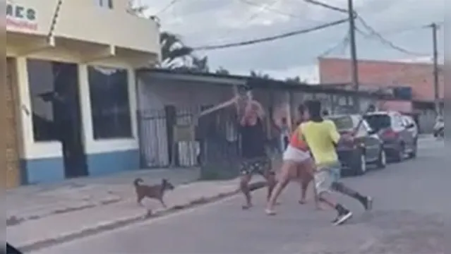 Imagem ilustrativa da notícia Vídeo: porradaria no meio da rua movimentada no Tenoné