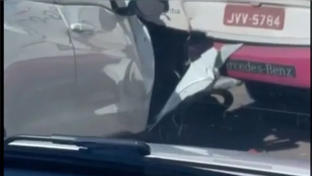 Imagem ilustrativa da notícia Vídeo: colisão entre dois carros e um ônibus em Belém