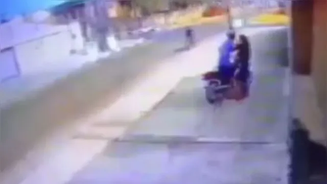 Imagem ilustrativa da notícia Vídeo: homem bate em esposa por ela esquecer máscara