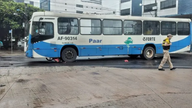 Imagem ilustrativa da notícia Motociclista sai ileso de grave acidente com ônibus em Belém