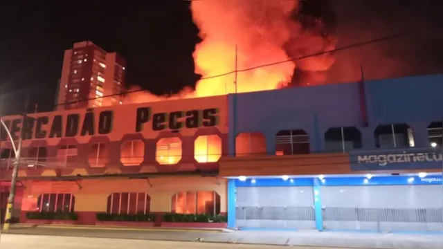 Imagem ilustrativa da notícia Veja os vídeos: grande incêndio destrói lojas em Belém