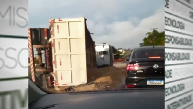 Imagem ilustrativa da notícia Vídeo: caminhões tombam e carga fica espalhada na BR-316