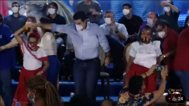Imagem ilustrativa da notícia Vídeo: Helder dança carimbó na entrega da Usina da Paz