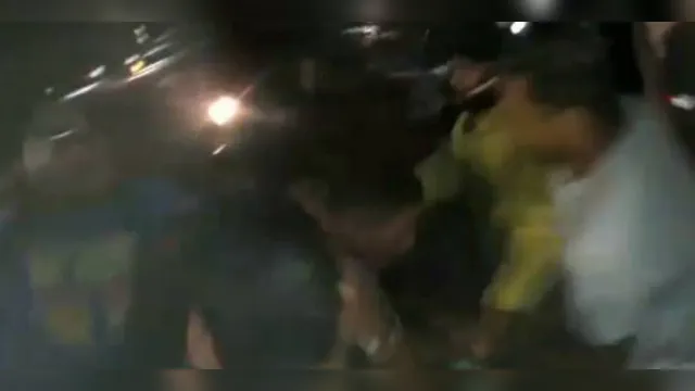 Imagem ilustrativa da notícia Vídeo: dois assaltantes levam surra em van na BR-316