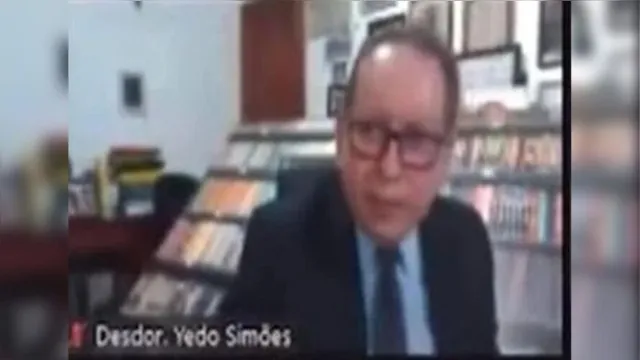 Imagem ilustrativa da notícia Vídeo: desembargador derruba 'biblioteca falsa' durante live