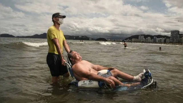 Imagem ilustrativa da notícia Cadeiras dão autonomia no mar à pessoa com deficiência