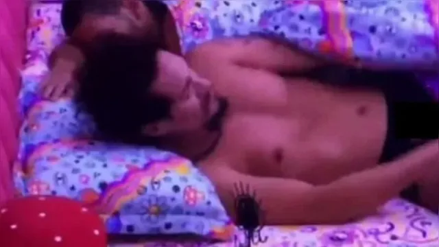 Imagem ilustrativa da notícia Vídeo: na cama com o Vyni, Eliezer mostra o pênis no BBB22