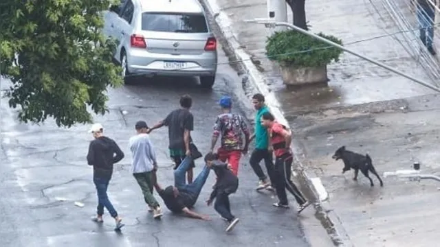 Imagem ilustrativa da notícia Sete pessoas agridem e arrastam homem para comunidade em SP