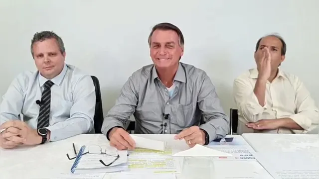 Imagem ilustrativa da notícia Bolsonaro chama nordestinos de 'pau de arara'; assista!