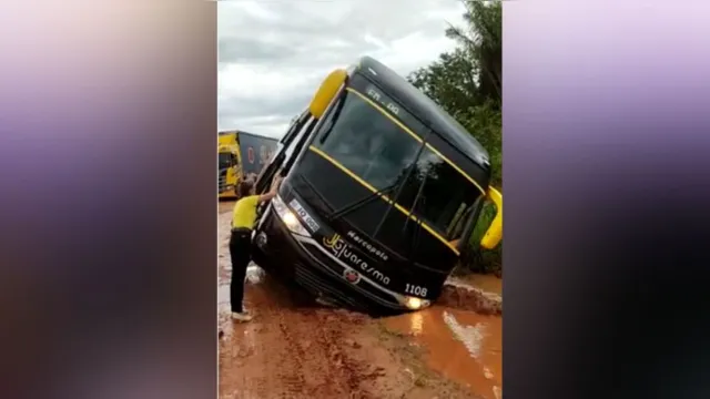 Imagem ilustrativa da notícia Vídeo: ônibus cai em buraco e quase vira na Santarém-Cuiabá