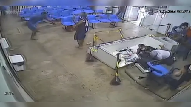 Imagem ilustrativa da notícia Vídeo: homem é morto em sala de espera lotada de hospital